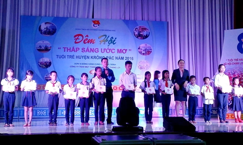 Trao học bổng cho học sinh nghèo vượt khó huyện Krông Pắk